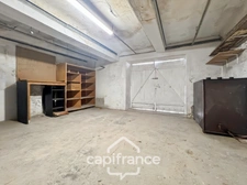 Investissement sur Charleval maison en plein coeur du village R+1avec terrasse tropézienne, garage, plusieurs entrées indépendantes, étage à finir