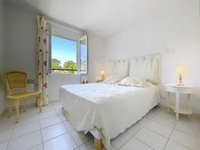 VILLA  AU COEUR DU DOMAINE de PONT ROYAL de 141 m2 avec dépendance, un espace extérieur de 664 m2,piscine, jardin paysager et  naturel, pièce supplémentaire de 24 m2 , places de stationnement , 