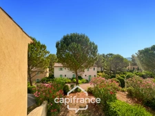 DOMAINE de PONT ROYAL,dans la nature, bastidon de 45 m2 ravalé et entretenu élevé d'un étage avec un jardin  2 chambres, place de parking