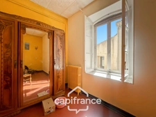 ne demeure de caractère au cœur de la Provence: 242 m2 de superficie habitable , une TERRASSE PANORAMIQUE. Distribution sur 3 niveaux :charme, authenticité, confort et bien être  sont les maitres mots