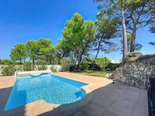 VILLA  AU COEUR DU DOMAINE de PONT ROYAL de 141 m2 avec dépendance, un espace extérieur de 664 m2,piscine, jardin paysager et  naturel, pièce supplémentaire de 24 m2 , places de stationnement , 