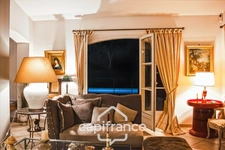 Prestigious property on the Pont Royal golf course, elevated on one level with a total surface area of 190 m2 with unobstructed views, set on 1700 m2 of land, its secure swimming pool, outbuildings