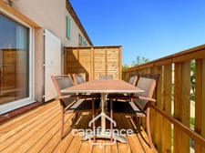 DOMAINE DE PONT ROYAL, maison  de 45 m2 avec vue, élevée d'un étage,  2 vraies chambres, mitoyenne d'un seul côté, piscine privative, emplacement pour véhicule 