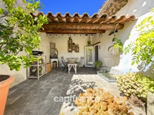 Great opportunity in Alleins: fully renovated and air-conditioned village house of 102 m2, 2 levels with 2 large bedrooms, rooftop terrace, garage