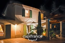 Prestigious property on the Pont Royal golf course, elevated on one level with a total surface area of 190 m2 with unobstructed views, set on 1700 m2 of land, its secure swimming pool, outbuildings