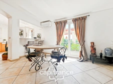 Prestigious property on the Pont Royal golf course, elevated on one level with a total surface area of 190 m2 with unobstructed views, set on 1700 m2 of land, its secure swimming pool, outbuildings