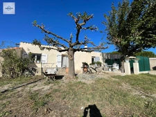 Alleins, maison de plain pied de  83m2 environ établie en zone agricole sur une parcelle de 3033 m2 avec garage attenant 