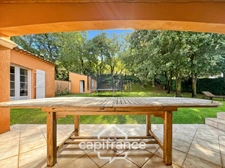 Maison individuelle et familiale de 165 m2, 7 pièces, située à  ALLEINS proche Salon de Provence établie sur un terrain de 945m² avec  piscine et dépendances