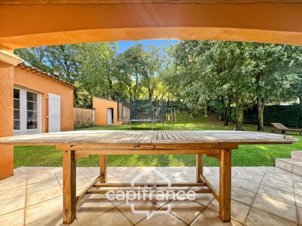 Maison individuelle et familiale de 165 m2, 7 pièces, située à  ALLEINS proche Salon de Provence établie sur un terrain de 945m² avec  piscine et dépendances