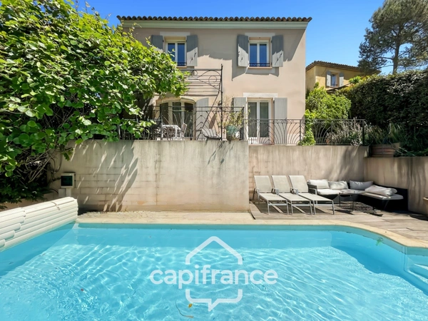 DOMAINE ET GOLF DE PONT ROYAL : villa de charme élevée d'un étage, établie sur un terrain de 524 m2, 3 chambres,  piscine , un garage+ place de stationnement 