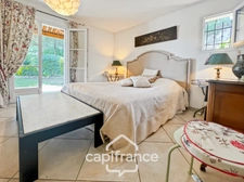 Prestigious property on the Pont Royal golf course, elevated on one level with a total surface area of 190 m2 with unobstructed views, set on 1700 m2 of land, its secure swimming pool, outbuildings