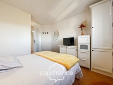 RARE FIND IN THE PONT ROYAL ESTATE, TOP FLOOR APARTMENT OF 63 m2 WITH PANORAMIC VIEWS, 3 BEDROOMS, CORNER TERRACE, AND PARKING SPACE 
