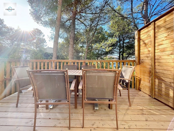 DOMAINE DE PONT ROYAL, maison  de 45 m2 dans la nature, climatisée , élevée d'un étage, 2 chambres, mitoyenne d'un seul côté, piscine privative, emplacement numéroté pour véhicule 