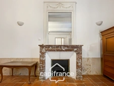 Demeure de caractère au cœur de la Provence: 242 m2 de superficie habitable, TERRASSE PANORAMIQUE. Distribution sur 3 niveaux :charme, authenticité, confort et bien être  sont les maîtres mots.