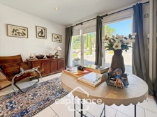Prestigious property on the Pont Royal golf course, elevated on one level with a total surface area of 190 m2 with unobstructed views, set on 1700 m2 of land, its secure swimming pool, outbuildings