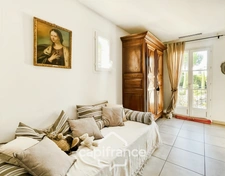 Prestigious property on the Pont Royal golf course, elevated on one level with a total surface area of 190 m2 with unobstructed views, set on 1700 m2 of land, its secure swimming pool, outbuildings