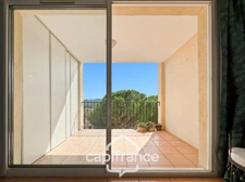 Domaine de Pont Royal, Duplex climatisé T3 de 49m2 situé sur le haut du Village, 2 chambres une double terrasse et une 2ème terrasse , belle exposition, ascenseur, place de parking  