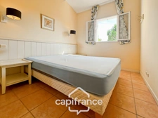 DOMAINE de PONT ROYAL,dans la nature, bastidon de 45 m2 ravalé et entretenu élevé d'un étage avec un jardin  2 chambres, place de parking