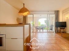 Appartement de 42 m2 rénové, avec jardin, climatisé, une chambre, une chambre cabine, une buanderie, un salle d'eau, loggia terrasse, place de parking   