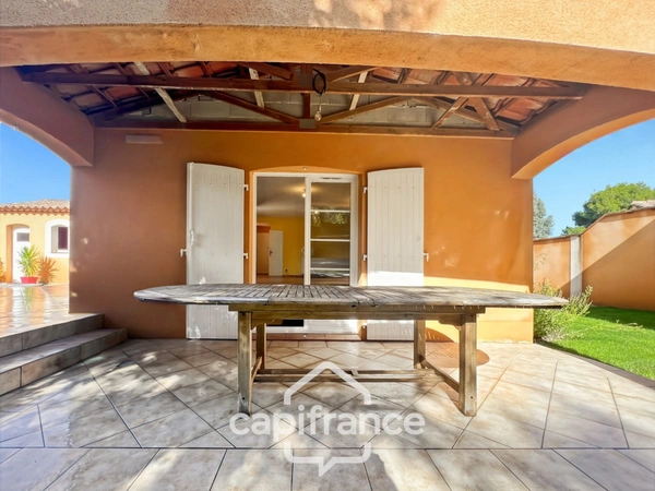 Maison individuelle et familiale de 165 m2, 7 pièces, située à  ALLEINS proche Salon de Provence établie sur un terrain de 945m² avec  piscine et dépendances