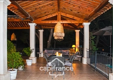 Prestigious property on the Pont Royal golf course, elevated on one level with a total surface area of 190 m2 with unobstructed views, set on 1700 m2 of land, its secure swimming pool, outbuildings