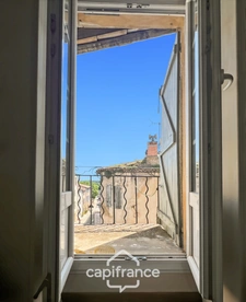 Authentic 118 m2 stone village house, air-conditioned, 50 m2 terrace, outdoor kitchen, double garage, attic, three beautiful bedrooms, 2 bathrooms, laundry room  