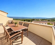 Domaine de Pont ROYAL entre CIEL & LUBERON  appartement  résidentiel soigné de 40 m2 dernier étage vue panoramique avec terrasse secteur et piscine 