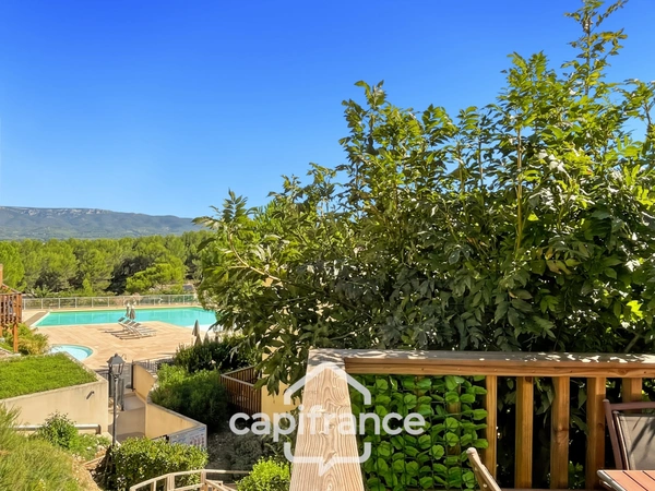 DOMAINE DE PONT ROYAL, maison  de 45 m2 avec vue dégagée , élevée d'un étage, 2 chambres, mitoyenne d'un seul côté, piscine privative, emplacement numéroté pour véhicule 