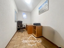 Single-storey property in the countryside with panoramic views, built in 1980, 177m2 house with 3/4 bedrooms on a 2280m2 plot 