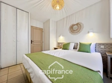 Domaine de Pont ROYAL between CIEL & LUBERON, well-maintained 40m2 top-floor apartment with panoramic views, terrace, and residential area with swimming pool