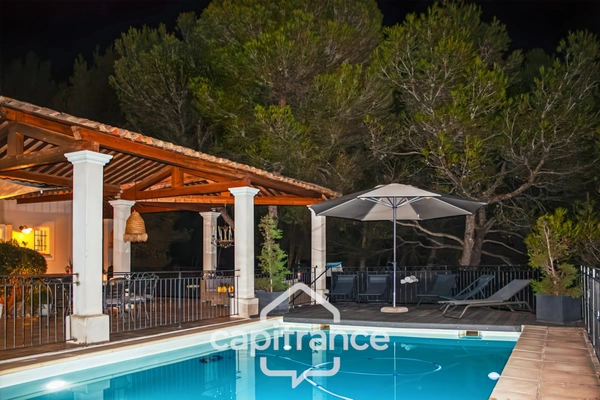 Propriété de prestige sur le golf de pont royal élevé d'un niveau d'une surface totale  190 m2 avec vue dégagée  établie sur 1700 2 de terrain,  sa piscine sécurisée , dépendances