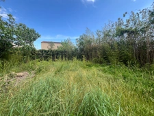 Building plot of 639 m2, marked out, free builder, flat and sunny, village center, not serviced.