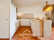 Appartement de 42 m2 rénové, avec jardin, climatisé, une chambre, une chambre cabine, une buanderie, un salle d'eau, loggia terrasse, place de parking   