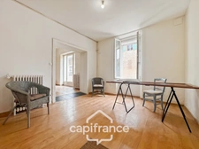 Investissement sur Charleval maison en plein coeur du village R+1avec terrasse tropézienne, garage, plusieurs entrées indépendantes, étage à finir