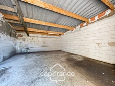 Alleins, maison de plain pied de   83m2 environ établie en zone agricole sur une parcelle de 3 400m2 m2 avec garage attenant 