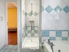 Maison individuelle et familiale de 165 m2, 7 pièces, située à  ALLEINS proche Salon de Provence établie sur un terrain de 945m² avec  piscine et dépendances