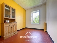 Demeure de caractère au cœur de la Provence: 242 m2 de superficie habitable, TERRASSE PANORAMIQUE. Distribution sur 3 niveaux :charme, authenticité, confort et bien être  sont les maîtres mots.