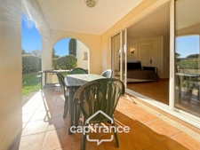 Appartement en rez-de-jardin , 3 chambres , place de parking , exposé Est sur le Domaine et Golf de Pont Royal