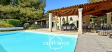 Prestigious property on the Pont Royal golf course, elevated on one level with a total surface area of 190 m2 with unobstructed views, set on 1700 m2 of land, its secure swimming pool, outbuildings