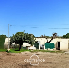 Alleins, maison de plain pied de   83m2 environ établie en zone agricole sur une parcelle de 3 400m2 m2 avec garage attenant 