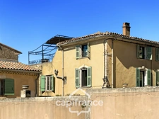 ne demeure de caractère au cœur de la Provence: 242 m2 de superficie habitable , une TERRASSE PANORAMIQUE. Distribution sur 3 niveaux :charme, authenticité, confort et bien être  sont les maitres mots