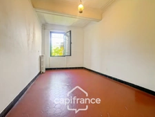 ne demeure de caractère au cœur de la Provence: 242 m2 de superficie habitable , une TERRASSE PANORAMIQUE. Distribution sur 3 niveaux :charme, authenticité, confort et bien être  sont les maitres mots