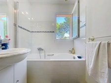 VILLA  AU COEUR DU DOMAINE de PONT ROYAL de 141 m2 avec dépendance, un espace extérieur de 664 m2,piscine, jardin paysager et  naturel, pièce supplémentaire de 24 m2 , places de stationnement , 