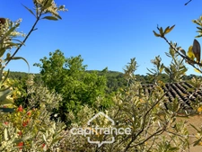 Great opportunity in Alleins: fully renovated and air-conditioned village house of 102 m2, 2 levels with 2 large bedrooms, rooftop terrace, garage