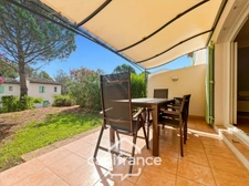 DOMAINE de PONT ROYAL,dans la nature, bastidon de 45 m2 ravalé et entretenu élevé d'un étage avec un jardin  2 chambres, place de parking