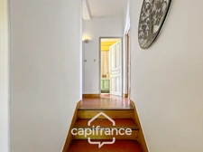 ne demeure de caractère au cœur de la Provence: 242 m2 de superficie habitable , une TERRASSE PANORAMIQUE. Distribution sur 3 niveaux :charme, authenticité, confort et bien être  sont les maitres mots