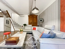 Great opportunity in Alleins: fully renovated and air-conditioned village house of 102 m2, 2 levels with 2 large bedrooms, rooftop terrace, garage