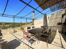 ne demeure de caractère au cœur de la Provence :  242 m2 de superficie habitable , une TERRASSE PANORAMIQUE. Distribution sur 3 niveaux :charme, authenticité, confort et bien être  sont les maitres 