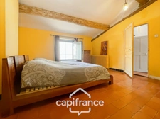ne demeure de caractère au cœur de la Provence: 242 m2 de superficie habitable , une TERRASSE PANORAMIQUE. Distribution sur 3 niveaux :charme, authenticité, confort et bien être  sont les maitres mots
