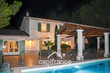Propriété de prestige sur le golf de pont royal élevé d'un niveau d'une surface totale  190 m2 avec vue dégagée  établie sur 1700 2 de terrain,  sa piscine sécurisée , dépendances